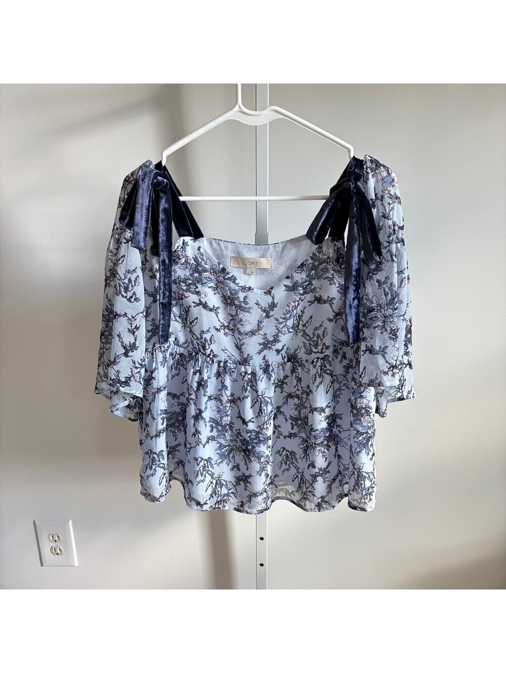 Loft EUC Women's Blue Floral Cold Shoulder Blouse Velvet Straps Size S - Picture 2 of 7